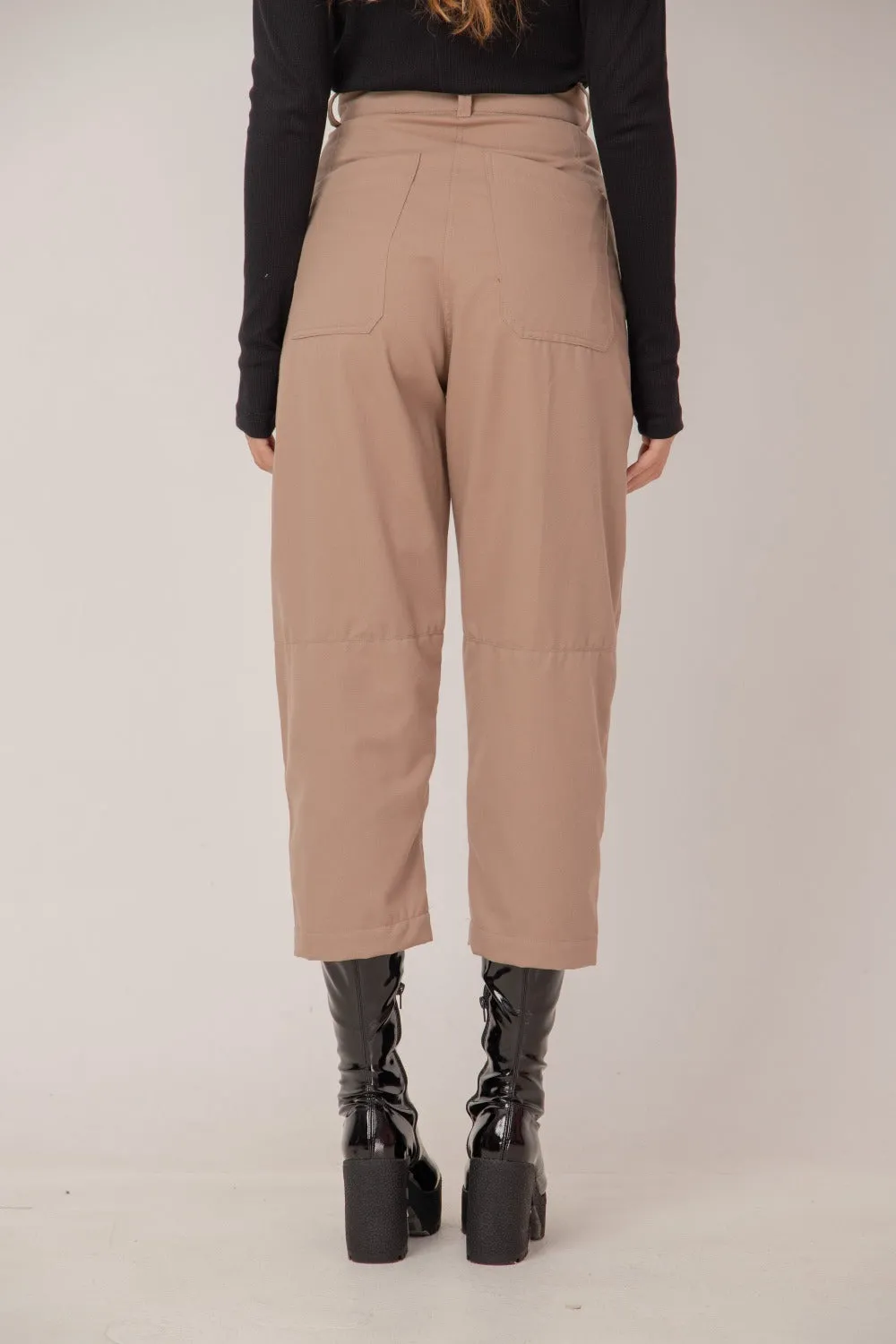 High rise waist crop pants in carrot leg design: /OISHI/