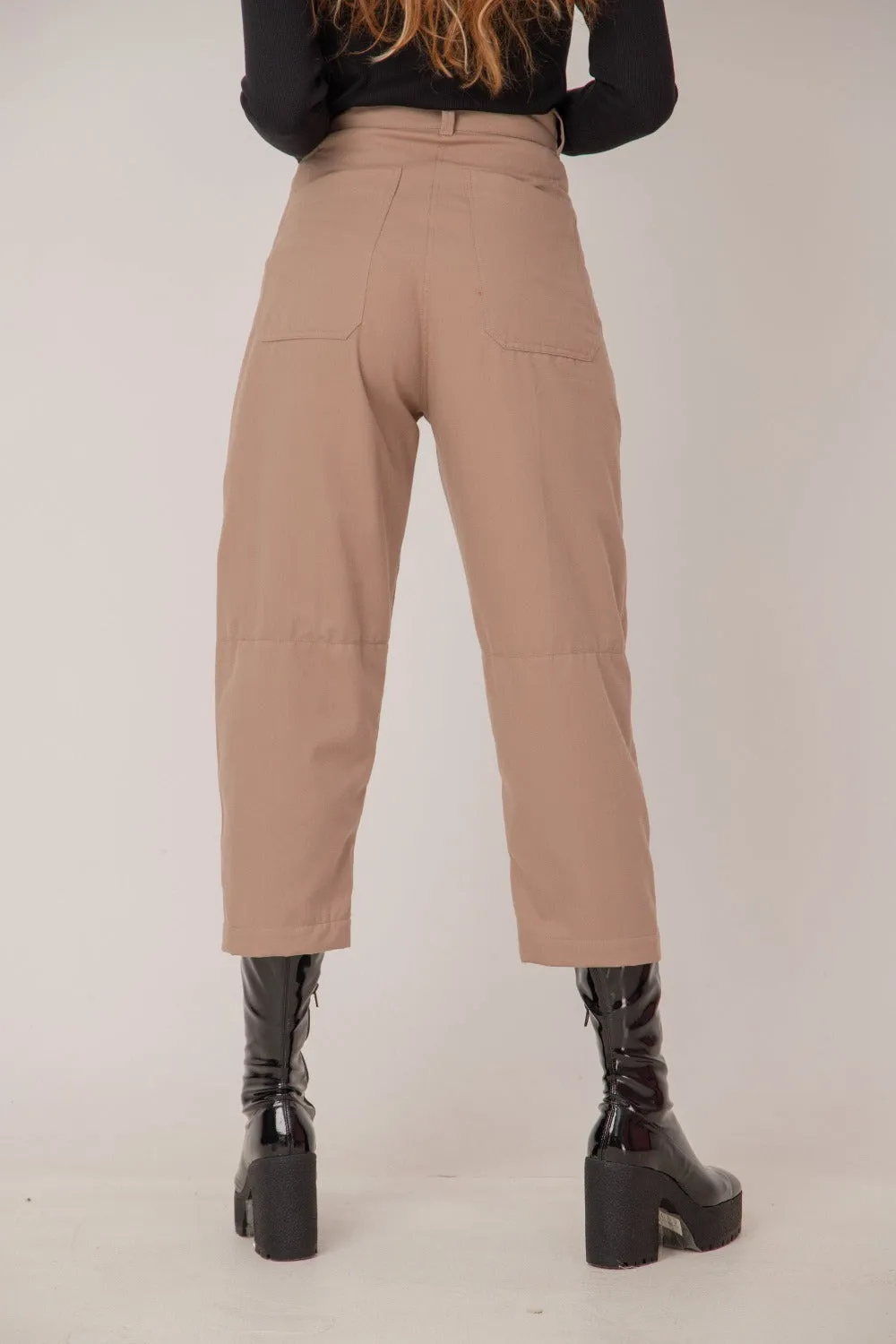 High rise waist crop pants in carrot leg design: /OISHI/