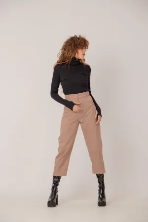 High rise waist crop pants in carrot leg design: /OISHI/