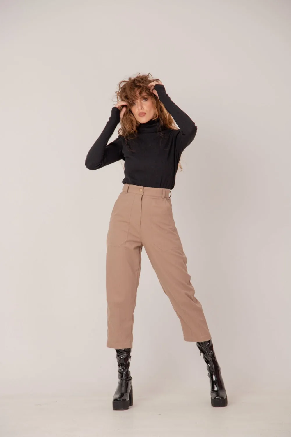 High rise waist crop pants in carrot leg design: /OISHI/