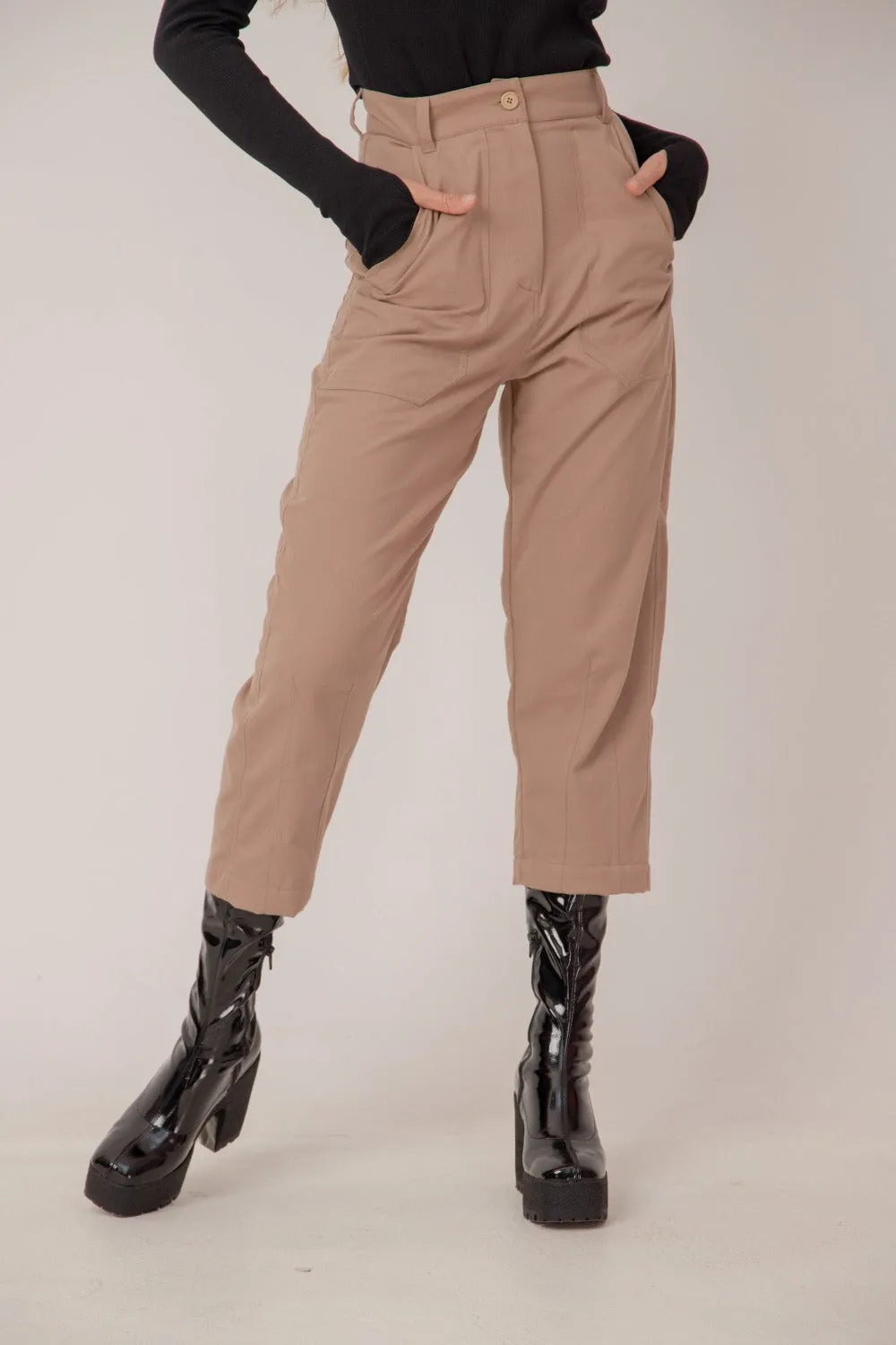 High rise waist crop pants in carrot leg design: /OISHI/