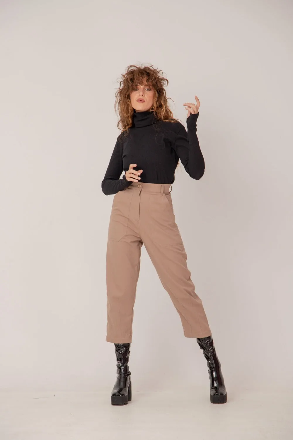 High rise waist crop pants in carrot leg design: /OISHI/